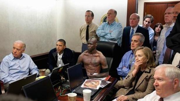 Joe Biden, Barack Obama, Hillary Clinton und andere beobachten eine Besprechung im Situation Room.