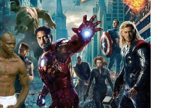 Die Avengers stehen vor einer zerstörten Stadt.