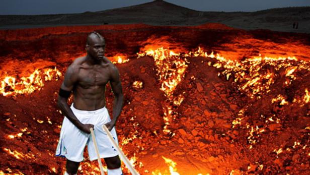 Mario Balotelli steht vor dem brennenden Gastkraters Darwasa in Turkmenistan.
