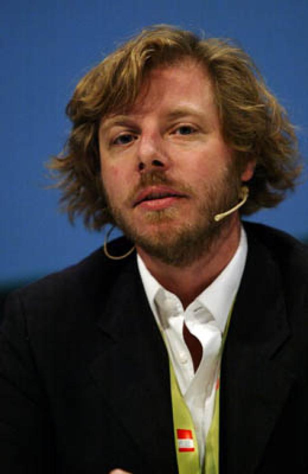 Porträt von Sean Parker mit Mikrofon bei einer Konferenz.