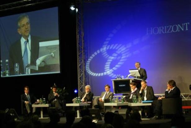 Eine Podiumsdiskussion auf einer Konferenz mit dem Titel „Horizont“.