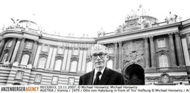 Otto von Habsburg vor der Hofburg in Wien, 1979.