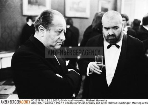 Bundeskanzler Bruno Kreisky und Schauspieler Helmut Qualtinger bei einem Treffen (1977).