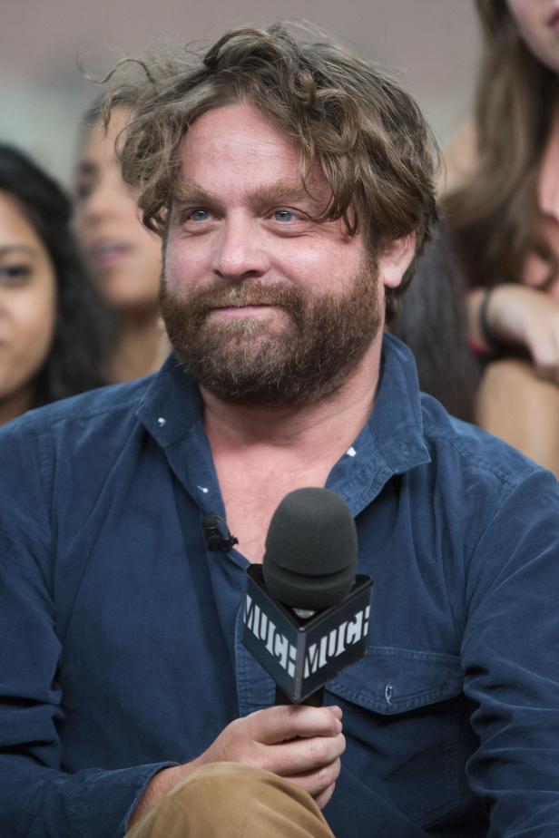Zach Galifianakis hält ein Mikrofon von MuchMusic.