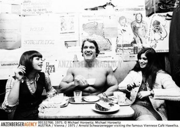 Arnold Schwarzenegger besucht 1975 das Wiener Café Hawelka.