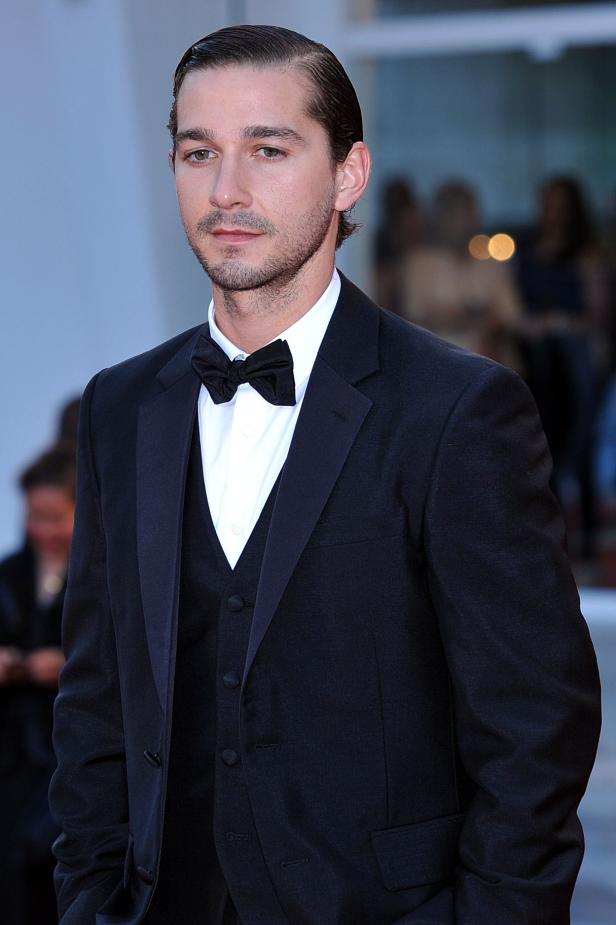 Shia LaBeouf trägt einen schwarzen Anzug mit Fliege.