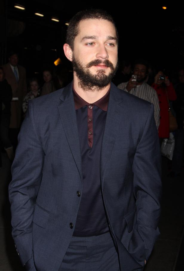 Shia LaBeouf trägt einen marineblauen Anzug.