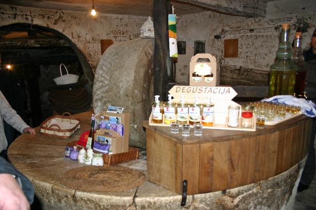 In einem Kellerraum findet eine Honigverkostung statt.