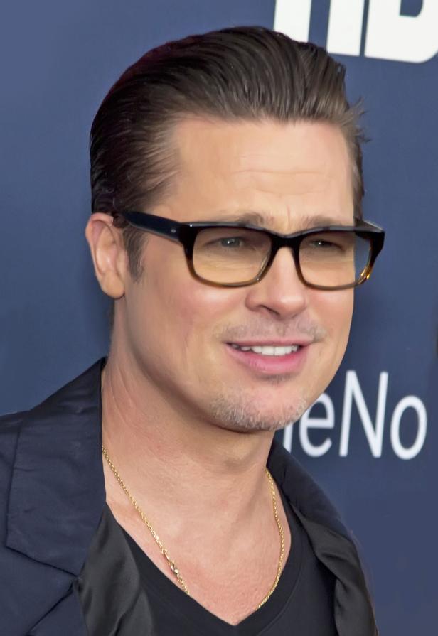 Brad Pitt mit Brille und goldenem Kettchen.