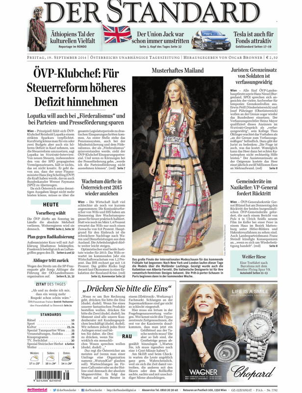 Ein Model präsentiert ein Kleid von Alberta Ferretti auf dem Mailänder Laufsteg.