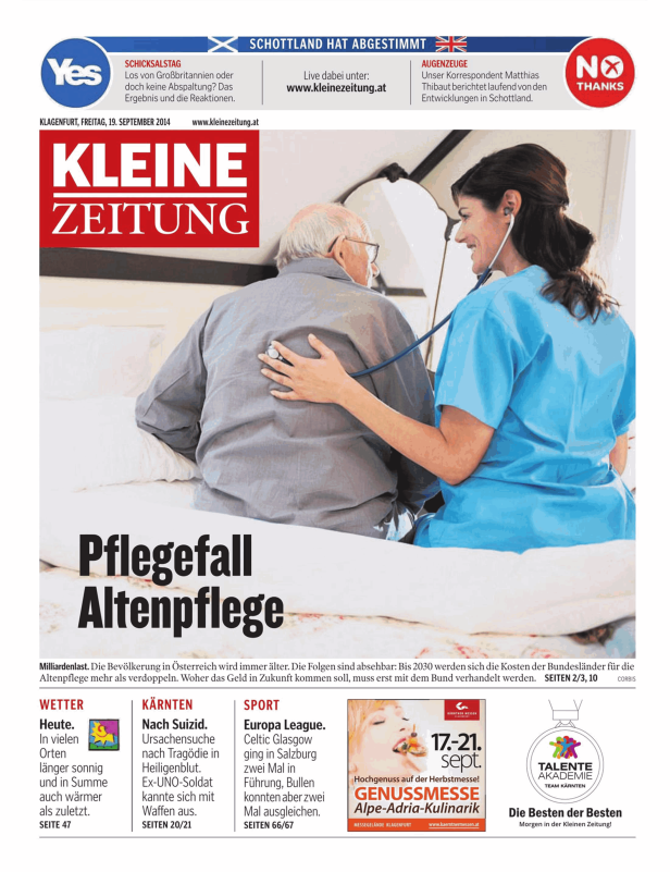 Eine Krankenschwester untersucht einen älteren Mann mit einem Stethoskop.