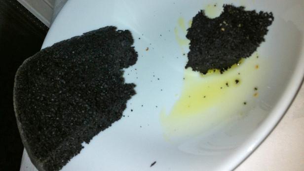 Verbranntes Toastbrot liegt auf einem weißen Teller.