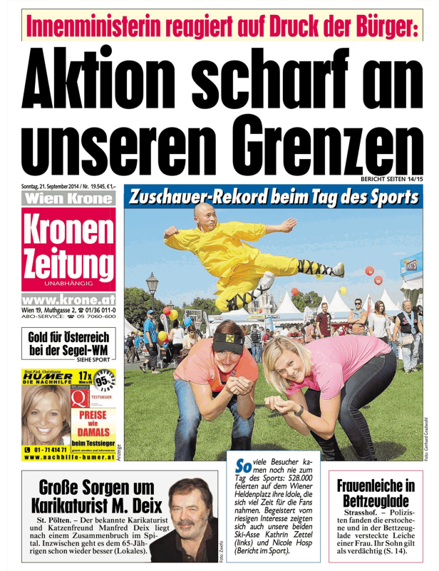 Zwei Frauen posieren mit einem Kampfsportler beim „Tag des Sports“ in Wien.