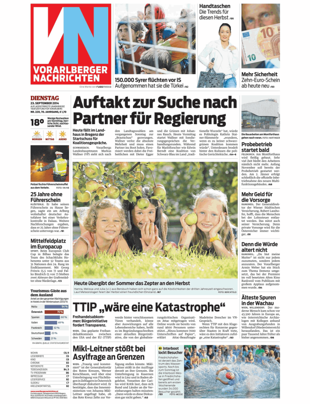 Drei Mädchen liegen im Gras und halten Äpfel in den Händen.