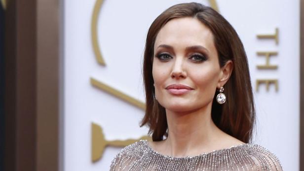 Angelina Jolie auf dem roten Teppich mit glitzerndem Kleid und Ohrringen.