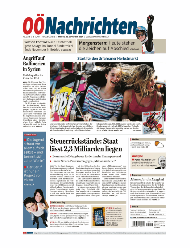 Zwei lachende Frauen auf dem Urfahraner Herbstmarkt in einem Fahrgeschäft.