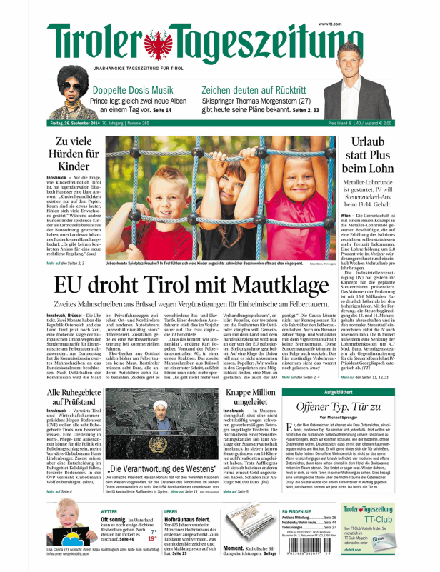 Kinder spielen auf einem Spielplatz mit einem Kletternetz.