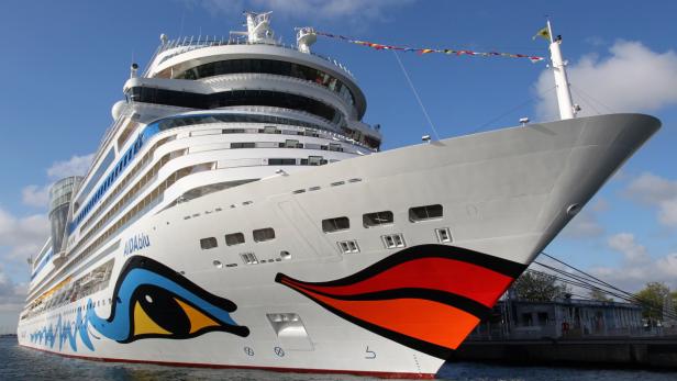 Das Kreuzfahrtschiff AIDAblu mit seinem markanten Gesicht am Bug.