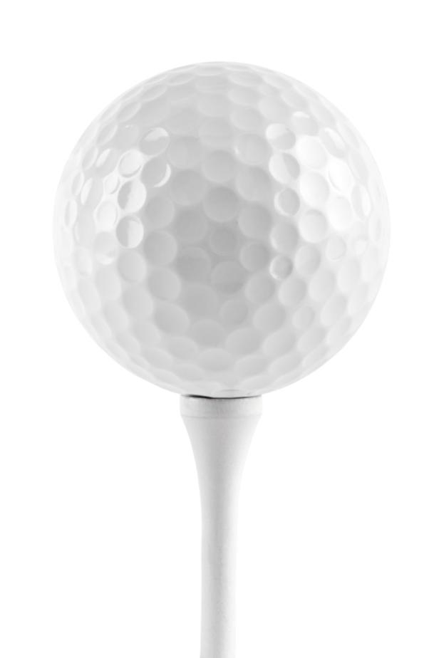 Ein weißer Golfball liegt auf einem weißen Abschlaghügel.