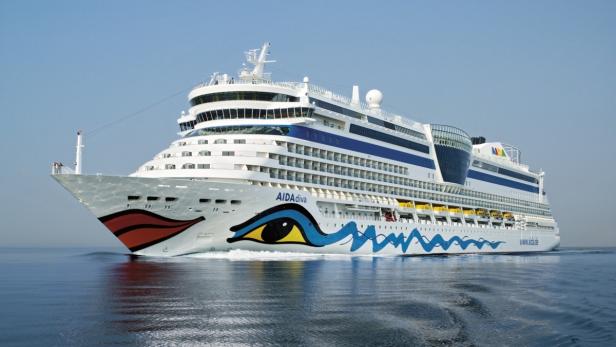 Das Kreuzfahrtschiff AIDAdiva fährt auf dem Meer.