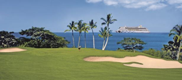 Ein Golfer puttet auf einem Golfplatz am Meer, im Hintergrund ein Kreuzfahrtschiff.