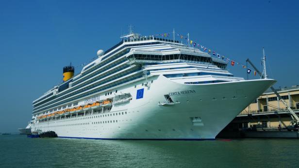 Das Kreuzfahrtschiff „Costa Serena“ liegt im Hafen.