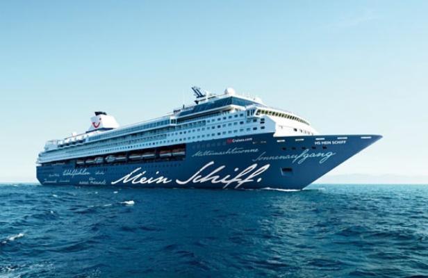 Das Kreuzfahrtschiff „Mein Schiff“ fährt auf dem offenen Meer.
