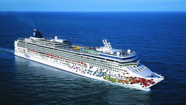 Das Kreuzfahrtschiff „Norwegian Gem“ fährt auf dem offenen Meer.