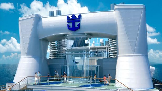 Das Royal Caribbean-Logo und der Fallschirmsprung-Simulator „RipCord by iFly“ auf einem Kreuzfahrtschiff.