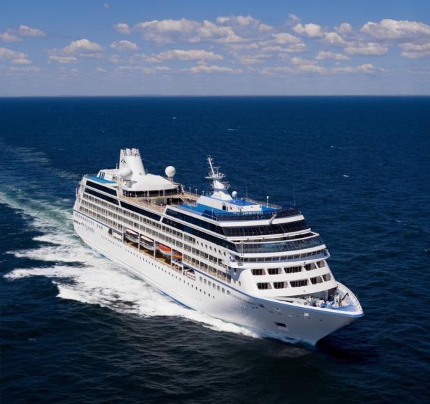 Ein großes Kreuzfahrtschiff fährt auf dem offenen Meer.