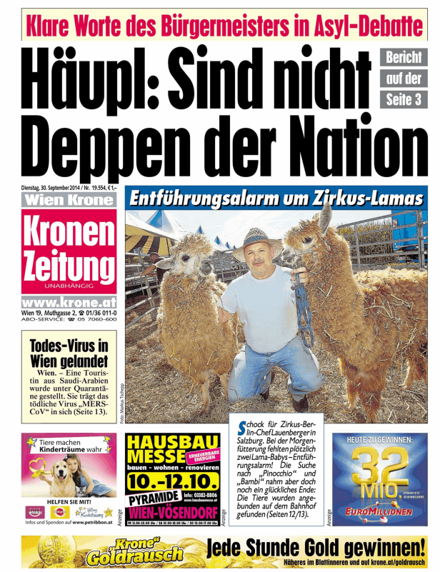 Ein Mann mit zwei Lamas vor einem Zirkuszelt, aufgenommen für einen Artikel über einen Entführungsalarm.