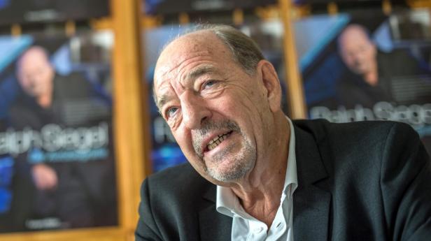 GERMANY MUSIC LITERATURE Ralph Siegel posiert vor Postern von sich selbst.