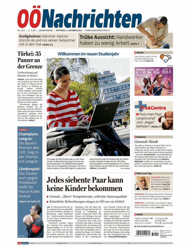 Eine junge Frau sitzt draußen und arbeitet an einem Laptop.