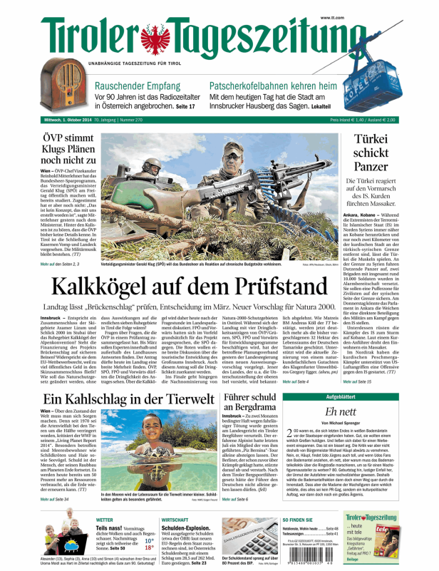 Soldaten in einem Panzer mit Maschinengewehren, möglicherweise in der Türkei.