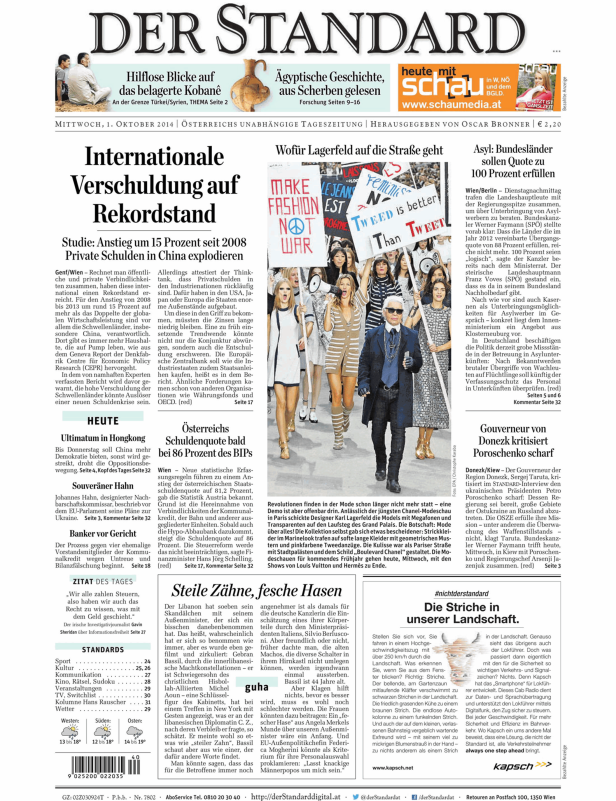 Karl Lagerfeld führt Models mit Transparenten bei einer Chanel-Modenschau in Paris an.