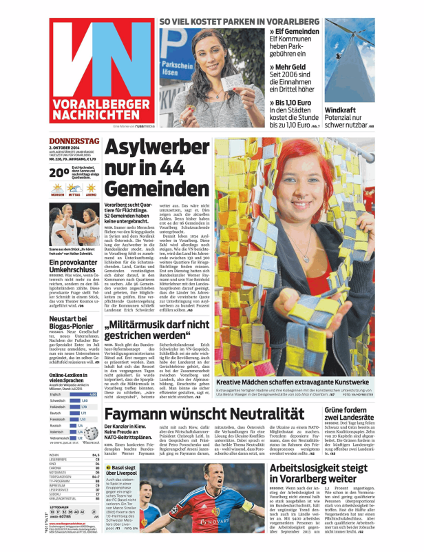 Eine Frau hält einen Parkschein und eine Münze in der Hand.