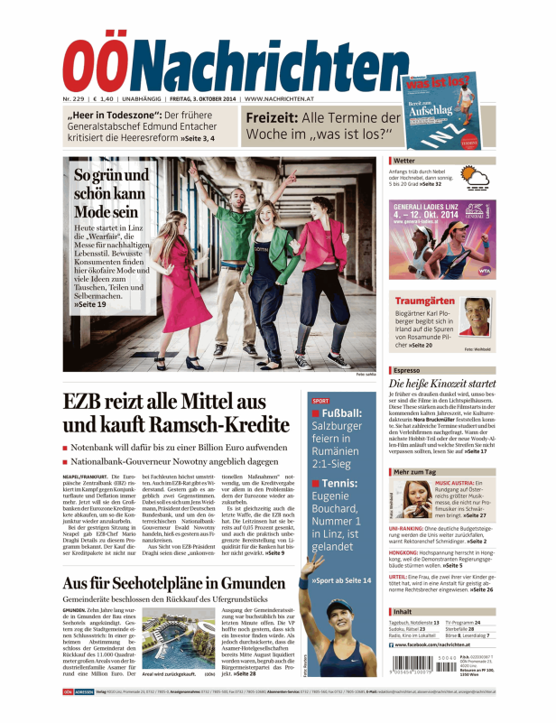 Eine Gruppe junger Leute posiert für ein Foto in einem Gang.