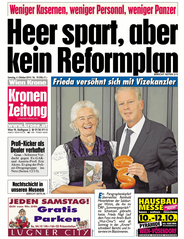 Frieda Nagl, die „Wut-Oma“, und Reinhold Mitterlehner mit einem Buch und einem Paragraphenkipferl.