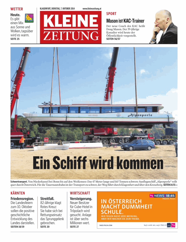 Ein Ausflugsschiff namens „Alpenperle“ wird von zwei Kranwagen transportiert.