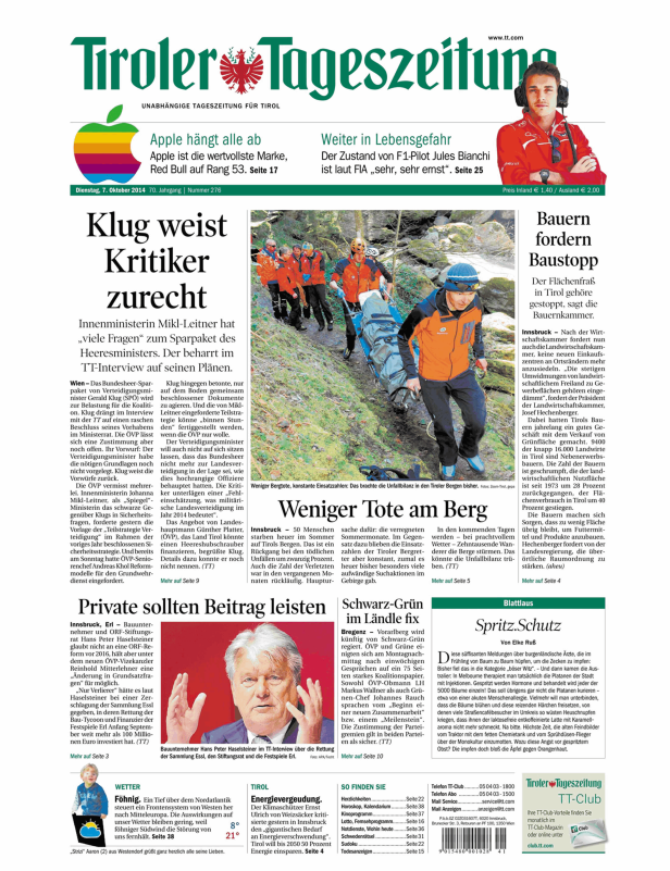 Eine Gruppe von Bergrettern trägt eine verletzte Person auf einer Trage durch unwegsames Gelände.