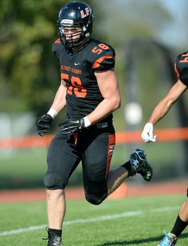 Ein Footballspieler von Lake Forest Academy rennt auf dem Spielfeld.