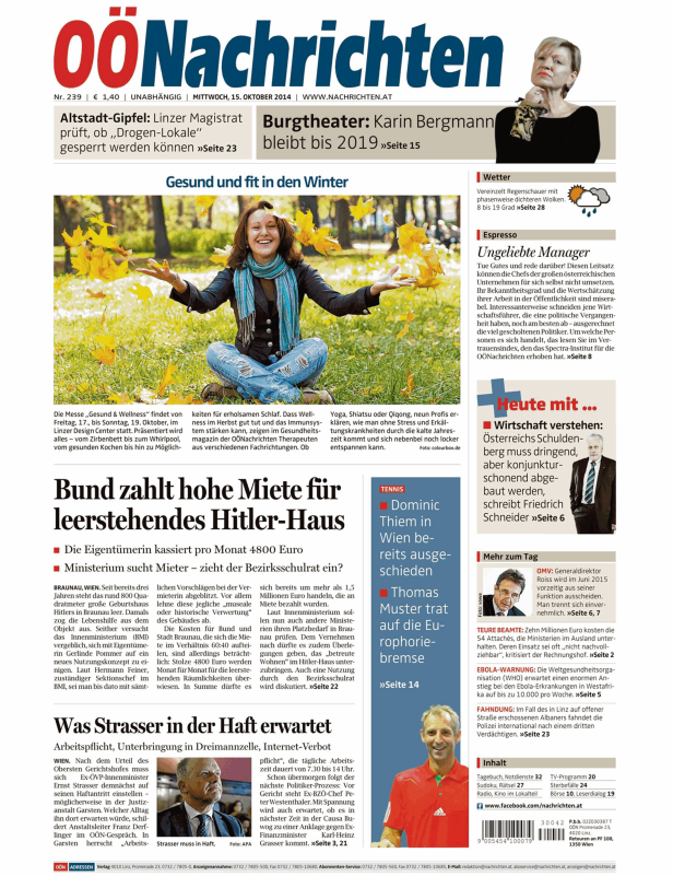 Eine Frau sitzt im Freien und wirft im Herbst Blätter in die Luft.