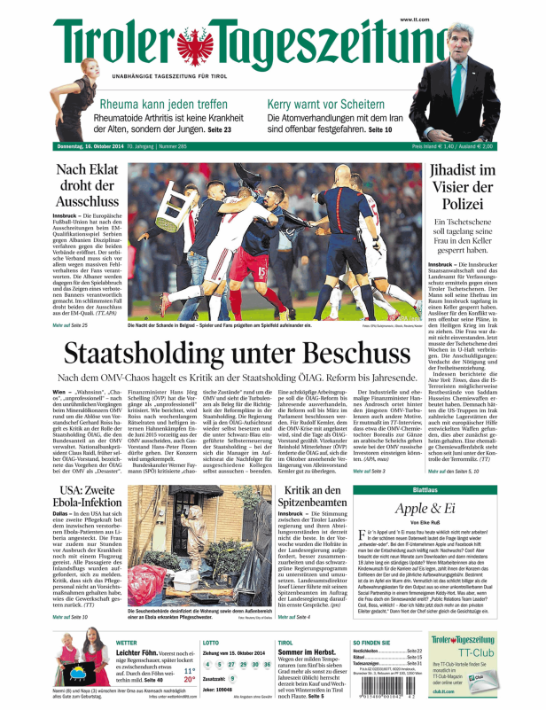 Fußballspieler und Fans prügeln sich während eines Spiels.