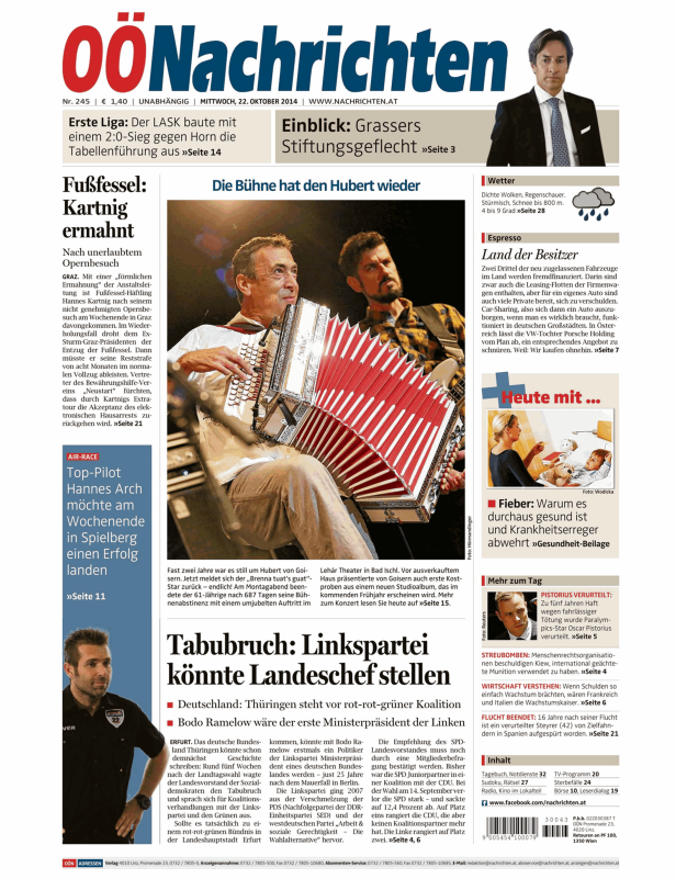 Hubert von Goisern spielt auf der Bühne Akkordeon.