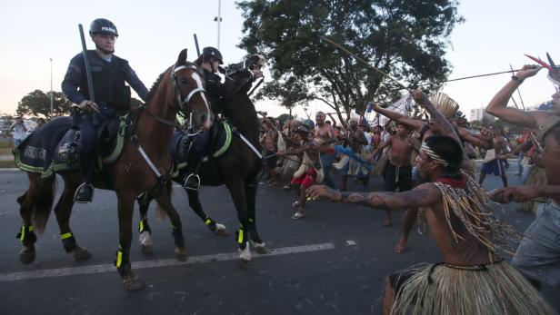 Protest: Ureinwohner schießen Pfeile auf Polizei