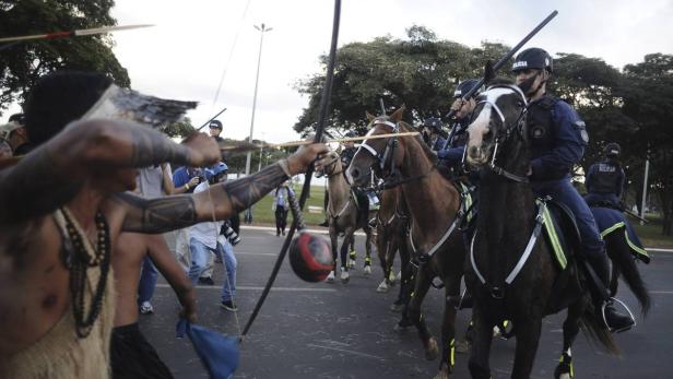 Protest: Ureinwohner schießen Pfeile auf Polizei