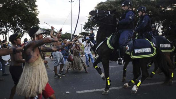 Protest: Ureinwohner schießen Pfeile auf Polizei