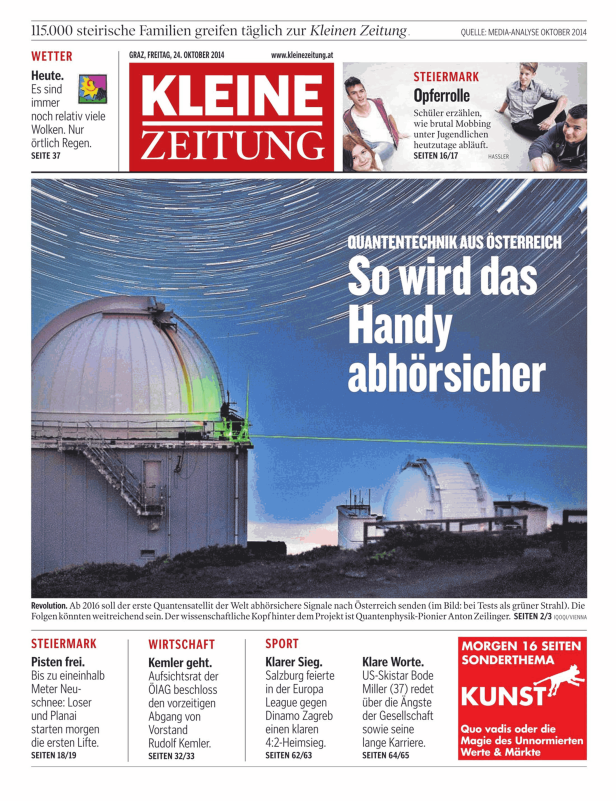 Ein Observatorium unter einem Nachthimmel mit Sternspuren.