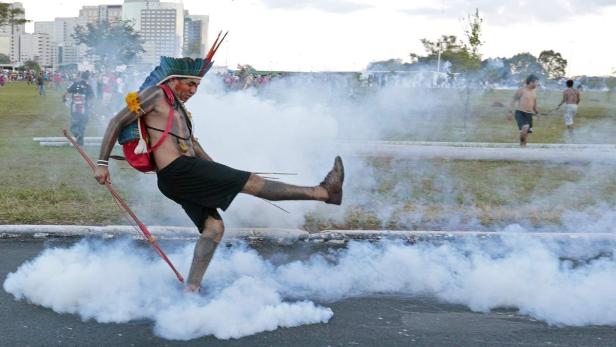 Protest: Ureinwohner schießen Pfeile auf Polizei