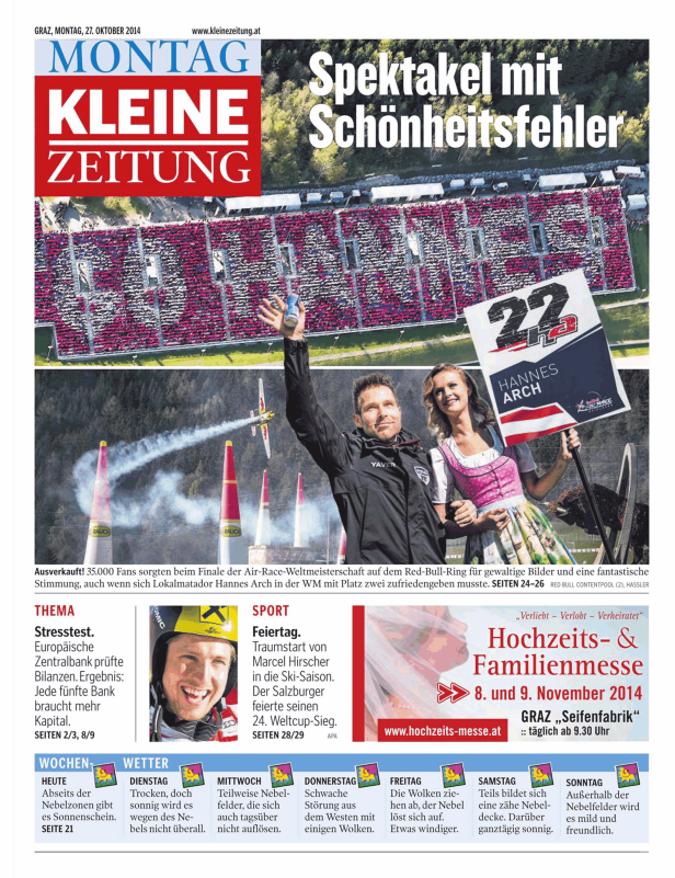 Hannes Arch und eine Frau posieren vor einer Zuschauermenge beim Air-Race-Weltmeisterschaftsfinale.